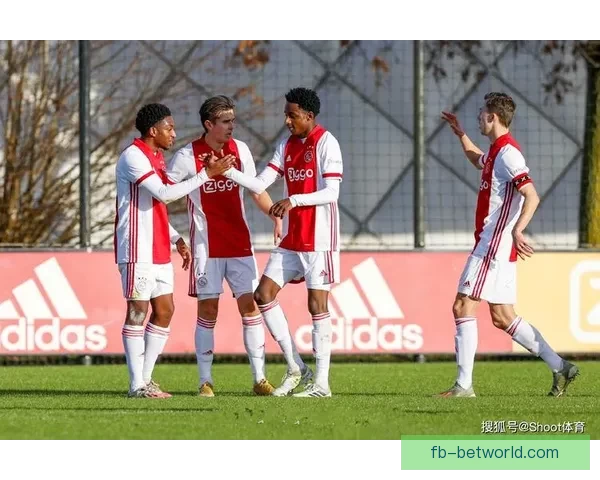 特温特2比1逆袭阿贾克斯 范罗伊泽鲁基进球锁定胜局
